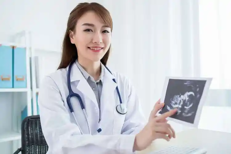 重庆跨越孕育难关：试管代生家庭的艰辛与新生喜悦